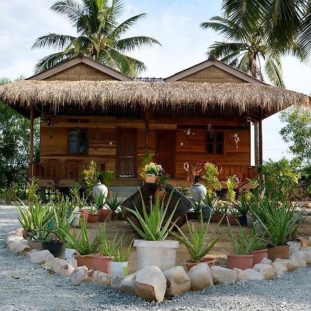 Fish Island Bungalows Kampot Exterior photo