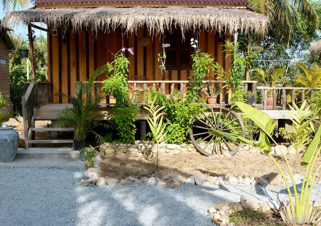 Fish Island Bungalows Kampot Exterior photo